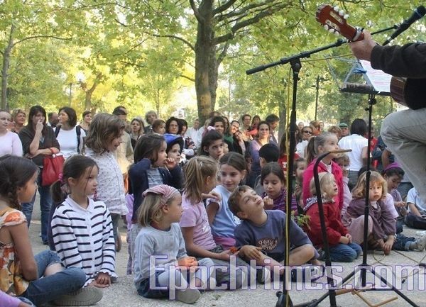 Музыка детей завораживает. Фото:Чжан Юэ.Epochtimes.com
